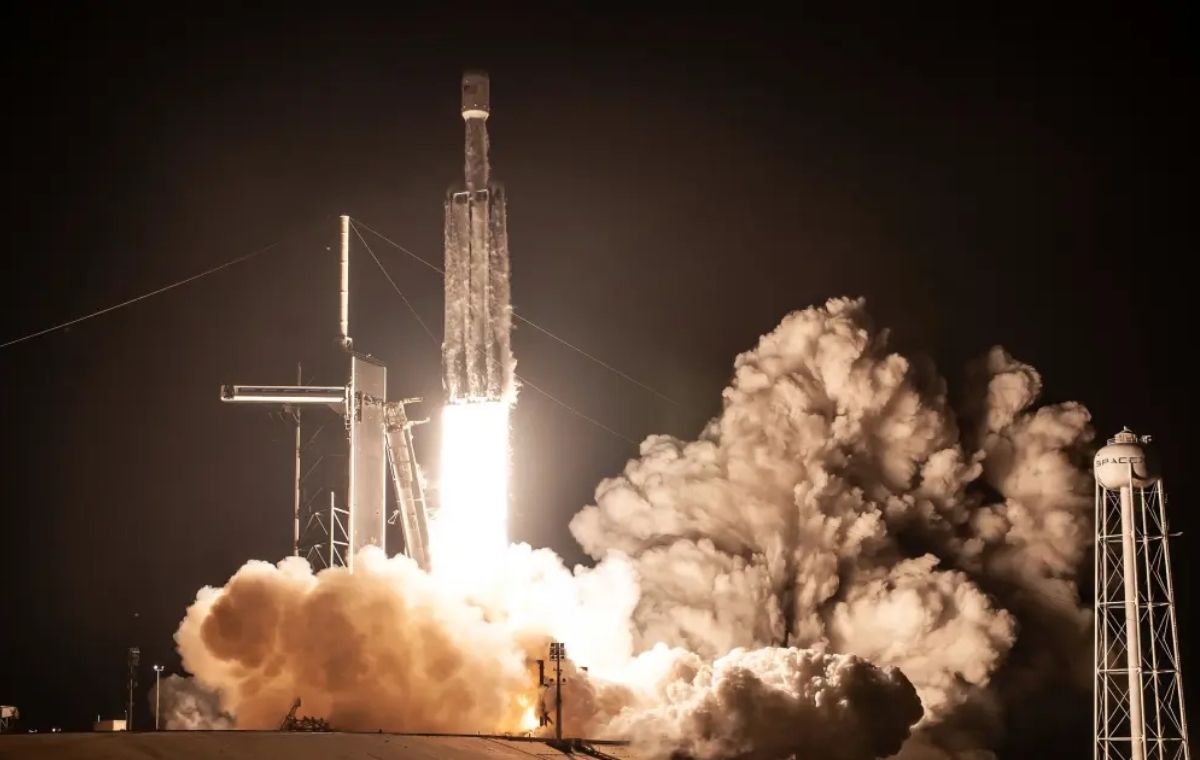 SpaceX Inks First Deal for in-flight WiFi