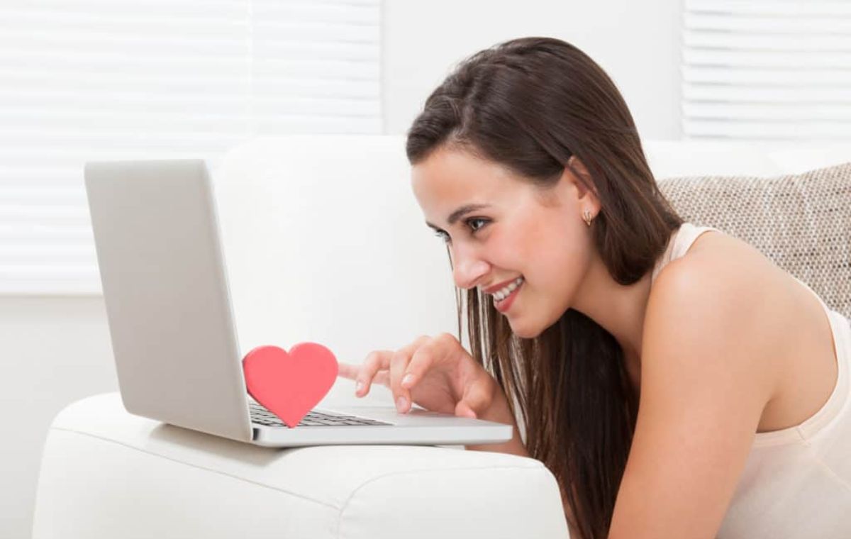 Is Falling in Love Online Possible?